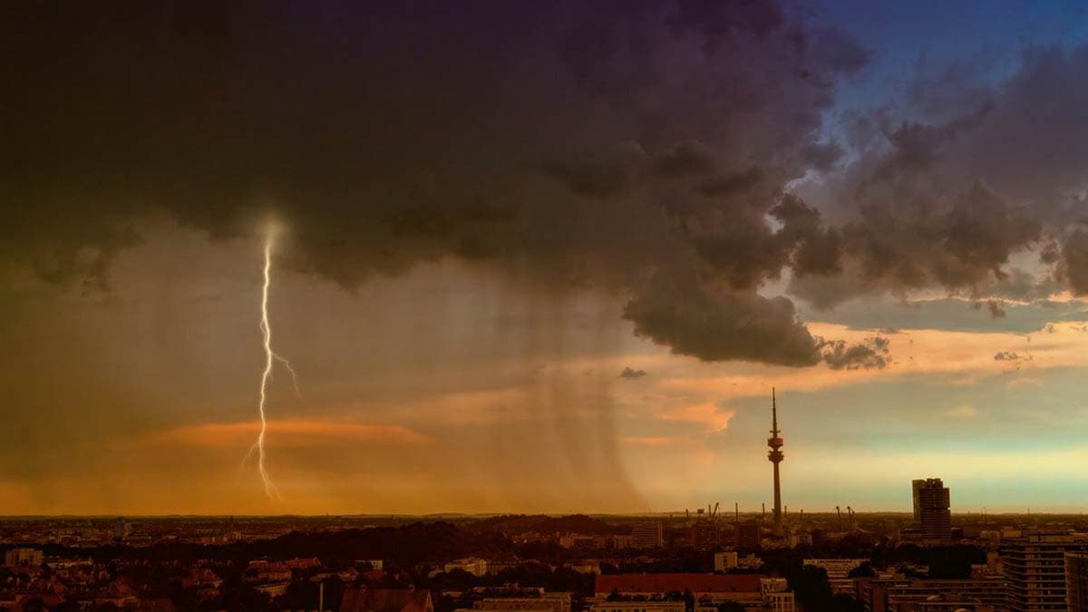 التفريغ الكهربائي.. الكهرباء الساكنة والبرق وسحر كرة البلازما